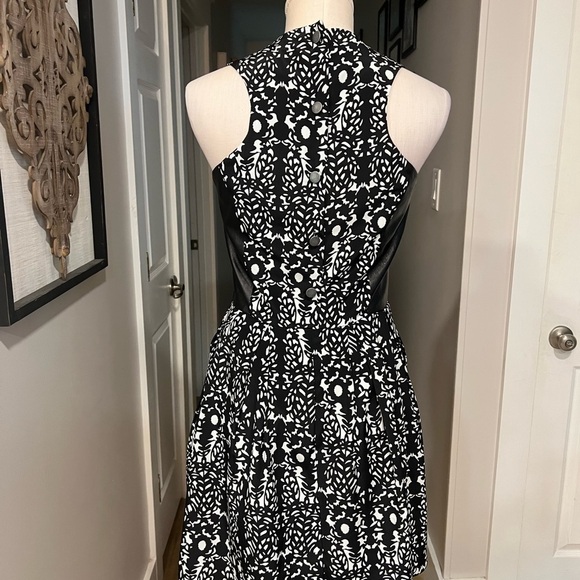 HUNTER BELL black and white abstract print with leather trip sleeveless dress - Picture 6 of 15